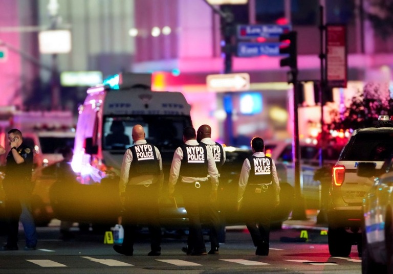 マンハッタンの銃撃現場付近に出動するニューヨーク市警の警官＝２８日/Eduardo Munoz/Reuters