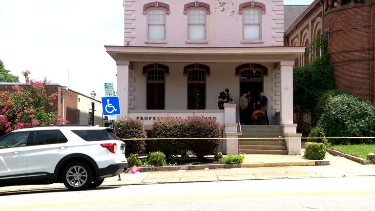 米バージニア州ダンビルの市議会議員が放火されたとみられる現場を捜査する警察官/WSET