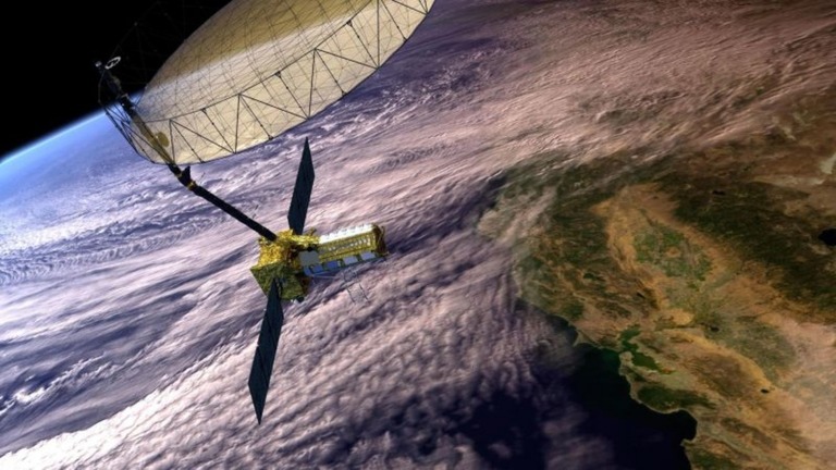 人工衛星「ＮＩＳＡＲ」がカリフォルニア州上空を周回するイメージ図/Indian Space Research Organization