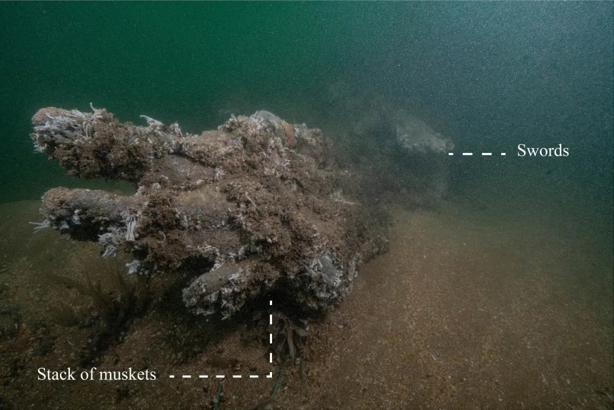 潜水士らは保存状態の良い大砲や小銃などの遺物を発見した/Historic England