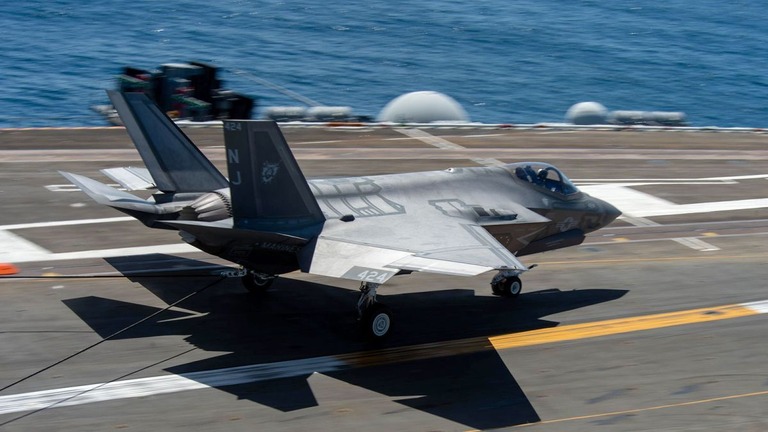 米海軍のＦ３５戦闘機１機が、カリフォルニア州の海軍航空基地付近に墜落した/Petty Officer 3rd Class Carter Radke/US Navy