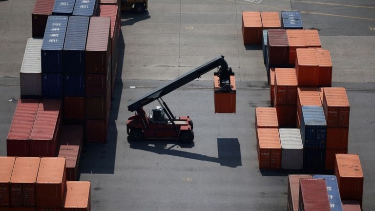 韓国ピョンテク市の港に見える輸送コンテナ＝４月１５日/Kim Hong-Ji/Reuters