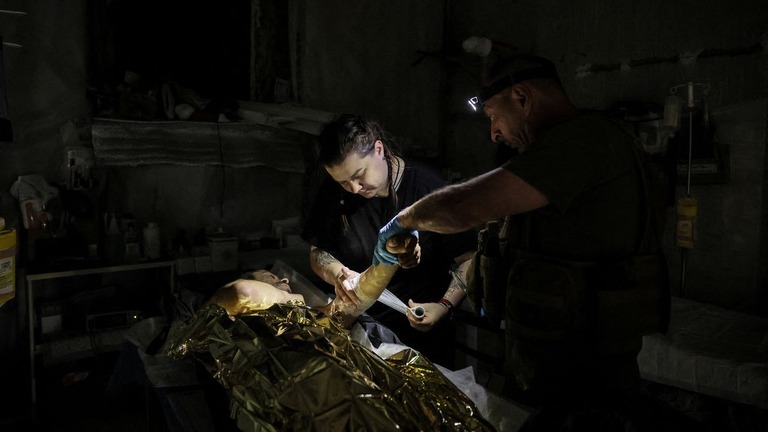２５日、チャシブヤール付近で負傷したウクライナ軍兵士を治療する衛生兵/Oleg Petrasiuk/Ukrainian Armed Forces/Reuters