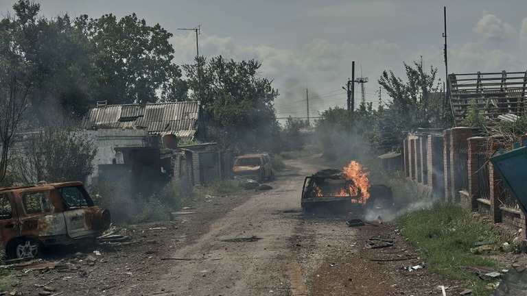 住民が避難したポクロフスクの路上で炎上する車両/Kostiantyn Liberov/Libkos/Getty Images