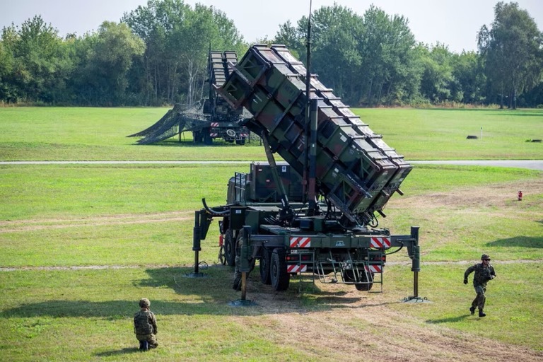 防空陣地を構築する訓練を行うドイツ軍の兵士/Jens Büttner/picture alliance/Getty Images/File