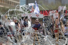 イスラエル人質家族が緊急の抗議デモ、衰弱した人質の動画公開受け