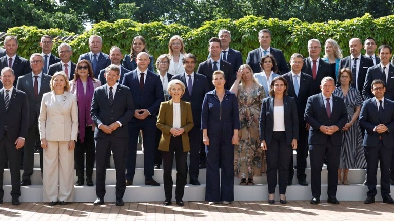 デンマークのＥＵ議長国就任にあわせて記念撮影を行うフレデリクセン首相（中央右）やフォンデアライエン欧州委員長（中央左）ら各国高官＝７月３日/Mikkel Berg Pedersen/Ritzau Scanpix/AFP/Getty Images