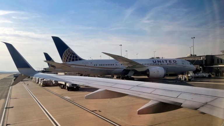 ワシントン・ダレス国際空港に駐機するユナイテッド航空機＝２０２１年３月１２日/Daniel Slim/AFP/Getty Images