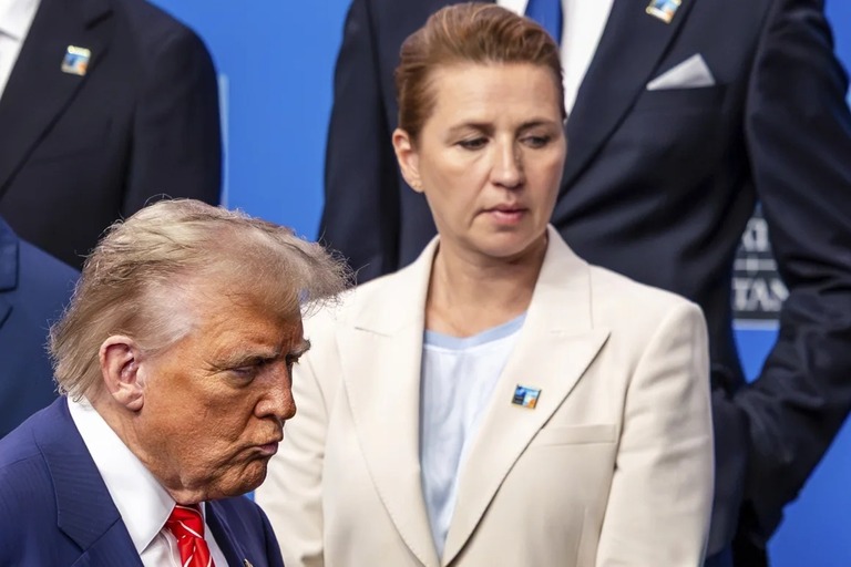 ＮＡＴＯの会合のフォトセッションの際にフレデリクセン首相を横切るトランプ大統領＝６月２５日、オランダ・ハーグ/Geert Vanden Wijngaert/AP