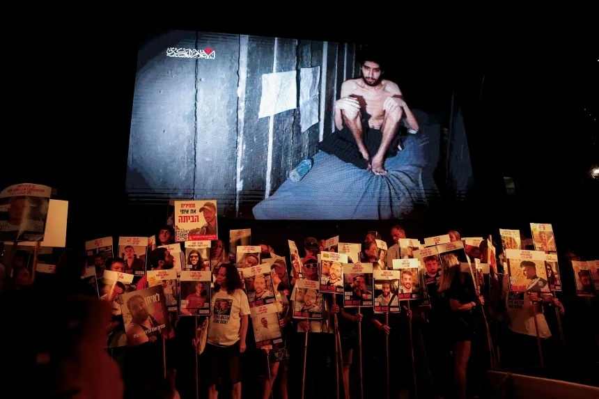 抗議集会で流されたイスラエル人人質の映像。映像はハマスが公開した＝４日、テルアビブ/Ammar Awad/Reuters