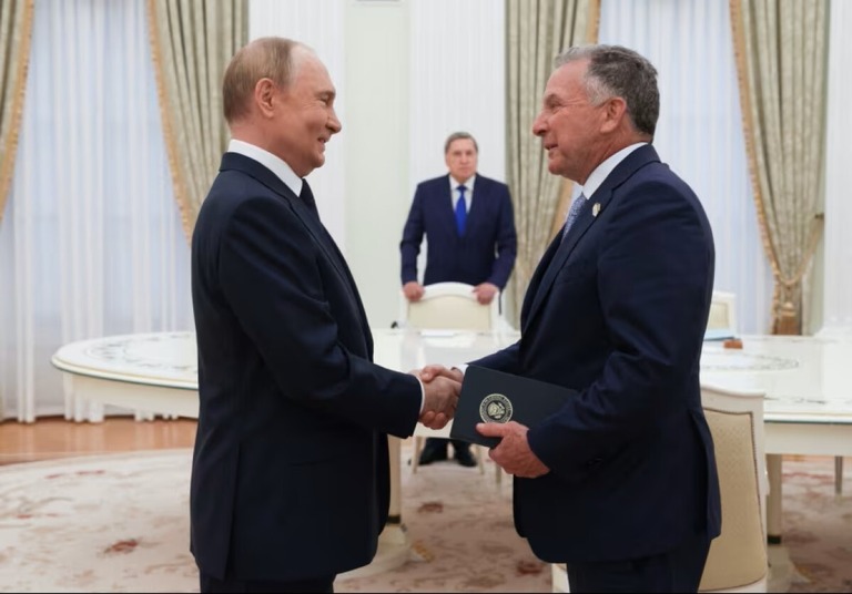 プーチン氏とウィトコフ氏はモスクワでおよそ３時間にわたって会談した/Gavriil Grigorov/AFP/POOL/Getty Images