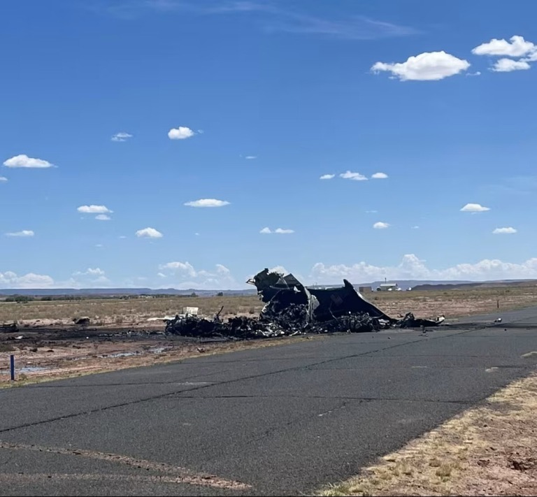 米アリゾナ州の空港付近で目撃された小型機の残骸＝５日/Navajo Police Department