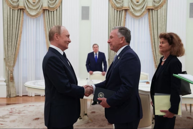 ロシアのプーチン大統領と米国のウィトコフ特使はおよそ３時間にわたって会談した＝６日、モスクワ/Gavril Grigorov/Pool/AFP/Getty Images