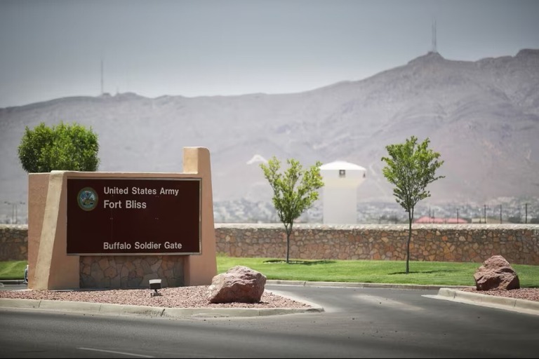 米テキサス州にあるフォート・ブリス陸軍基地への入り口＝２０１８年６月２５日/Joe Raedle/Getty Images