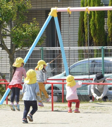 日本の保育園で遊ぶ子どもたち/Toshiro Kubo/The Yomiuri Shimbun/AP/File