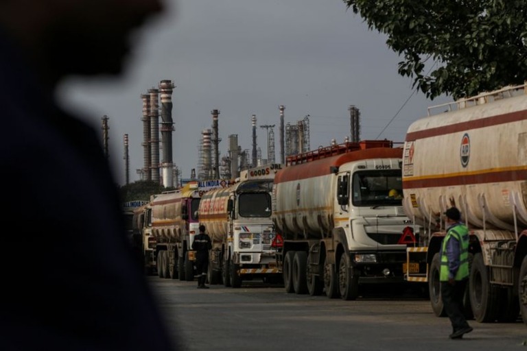 インド・ムンバイの製油所付近を走るオイルタンカー/Dhiraj Singh/Bloomberg/Getty Images