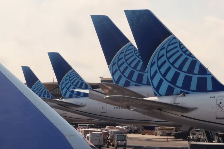 駐機するユナイテッド航空機＝６月１日、ニュージャージー州ニューアーク/Gary Hershorn/Corbis News/Getty Images