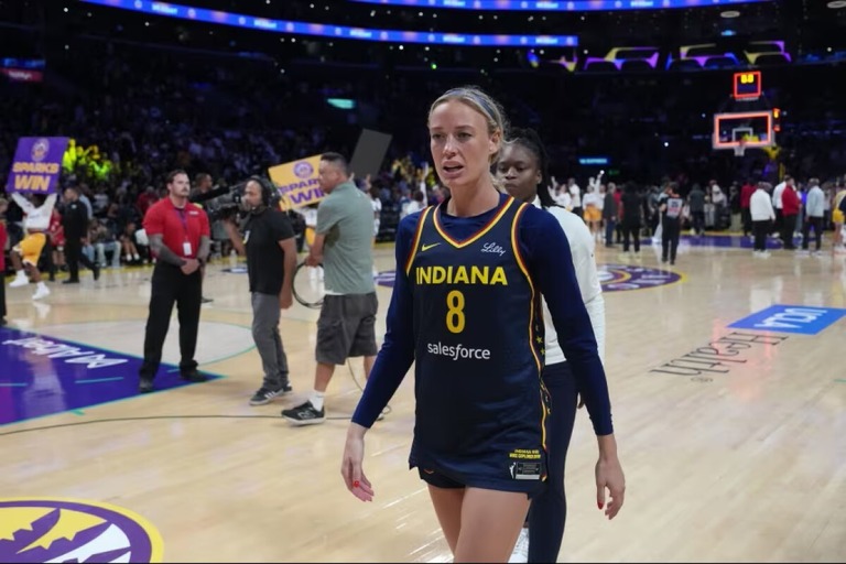 おもちゃはフィーバーのガード、ソフィー・カニンガム選手に直撃したとみられる/Kirby Lee/Imagn/ Reuters