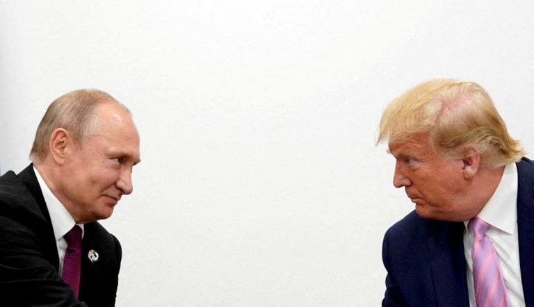 ロシアのプーチン大統領とトランプ米大統領＝２０１９年６月/Kevin Lamarque/Reuters/File