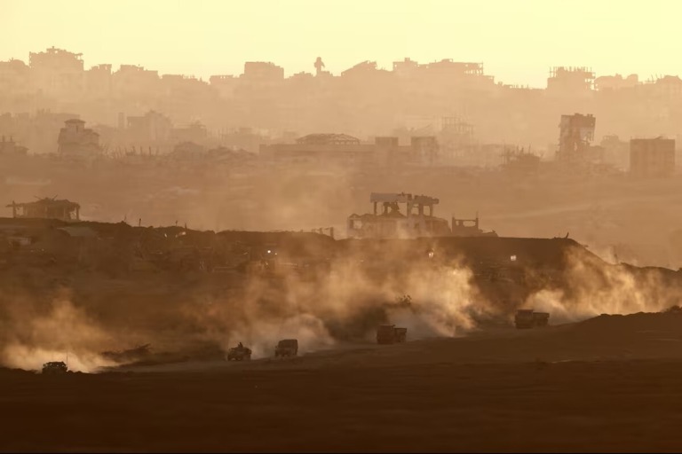 ガザで移動するイスラエル軍の車列＝７月２０日/Amir Cohen/Reuters
