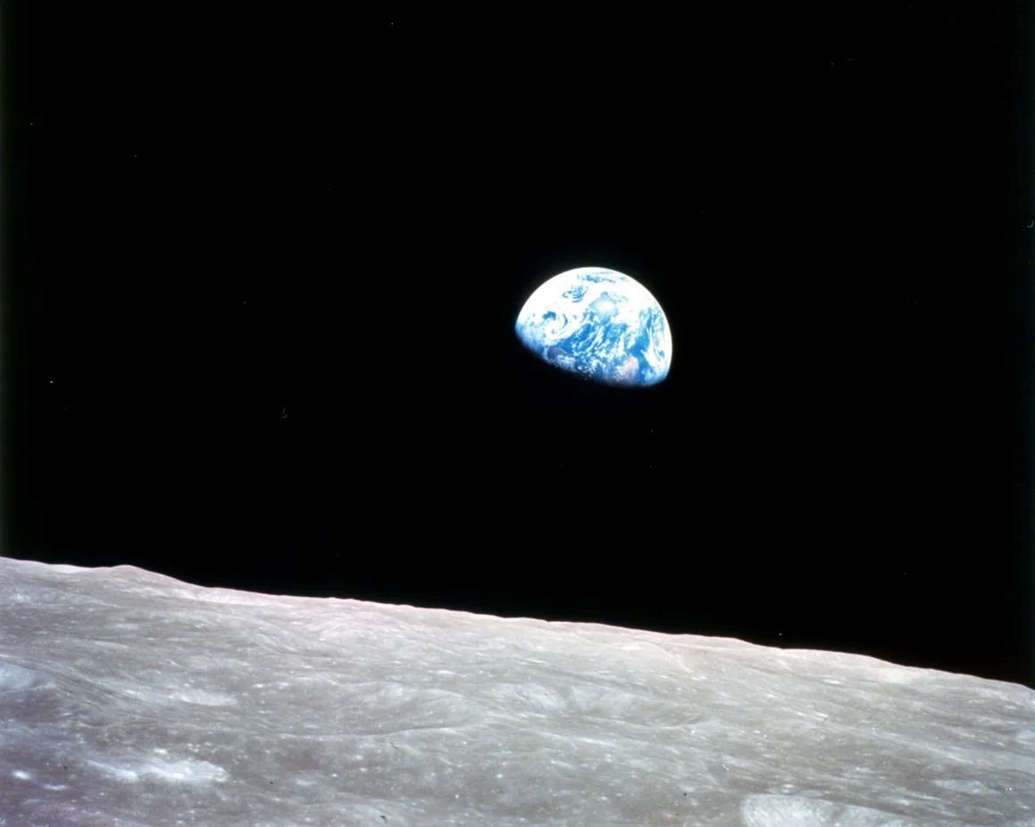 アポロ8号に搭乗して月を周回した宇宙飛行士、ウィリアム・アンダースさんが撮影した「アースライズ(地球の出)」/NASA