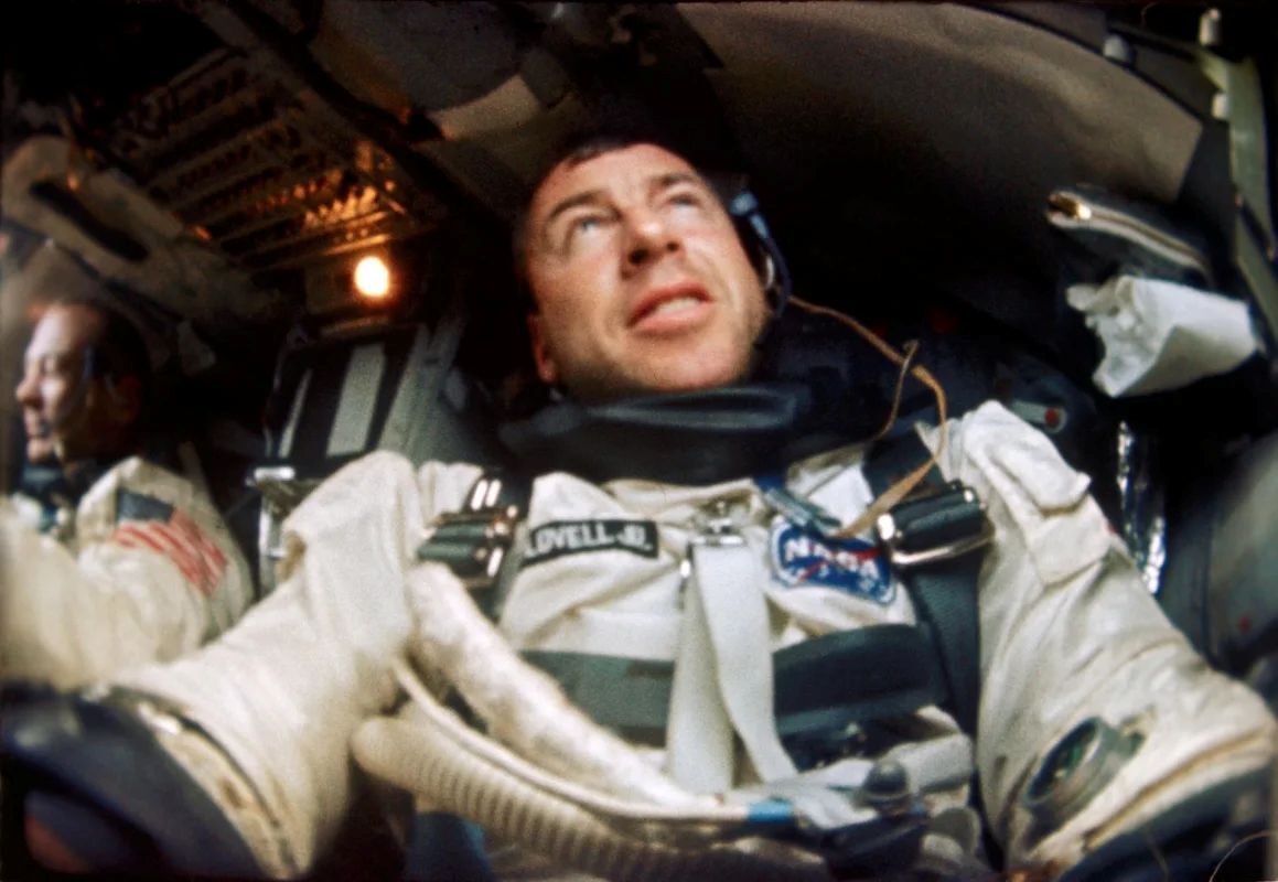 1966年11月、ジェミニ12号のミッションで宇宙船に乗り込むジム・ラベルさん/NASA
