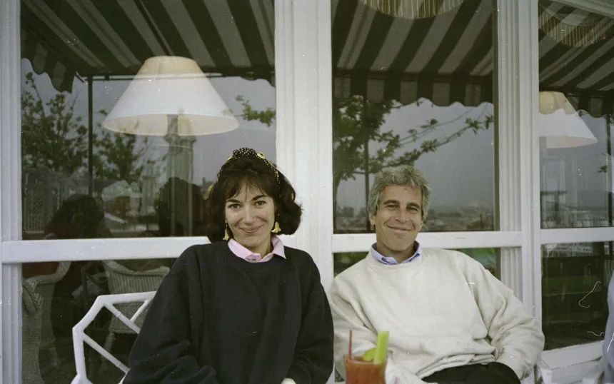 ジェフリー・エプスタイン元被告(右)とギレーヌ・マクスウェル受刑者が写った日付不明の写真。2021年12月8日にニューヨーク連邦地裁から入手/US District Court for the Southern District of New York