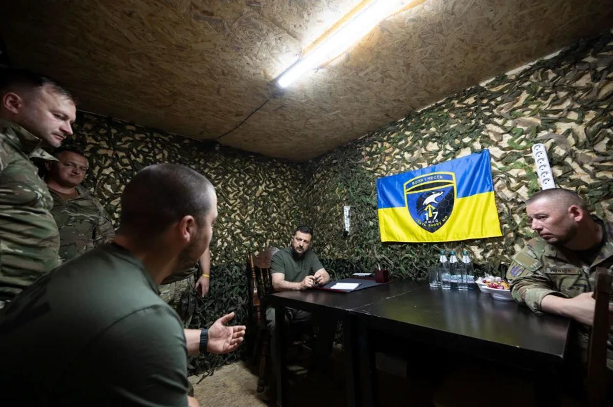 前線を視察したゼレンスキー大統領=4日、ウクライナ・ハルキウ州/Presidential Office of Ukraine/DPA/Picture Alliance/AP