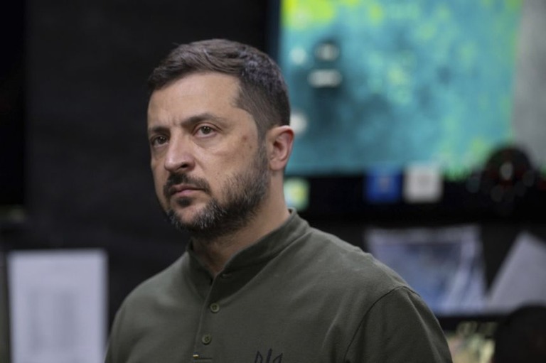 前線を視察したウクライナのゼレンスキー大統領＝４日、ウクライナ・ハルキウ州/Presidential Office of Ukraine/DPA/Picture Alliance/AP