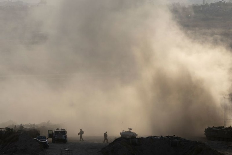 パレスチナ自治区ガザ地区との境界付近で活動するイスラエル兵＝６日/Amir Levy/Getty Images/File