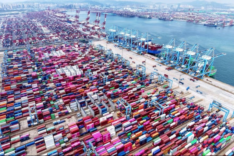 中国山東省青島の港湾に並べられたコンテナ＝８月４日撮影/STR/AFP/Getty Images