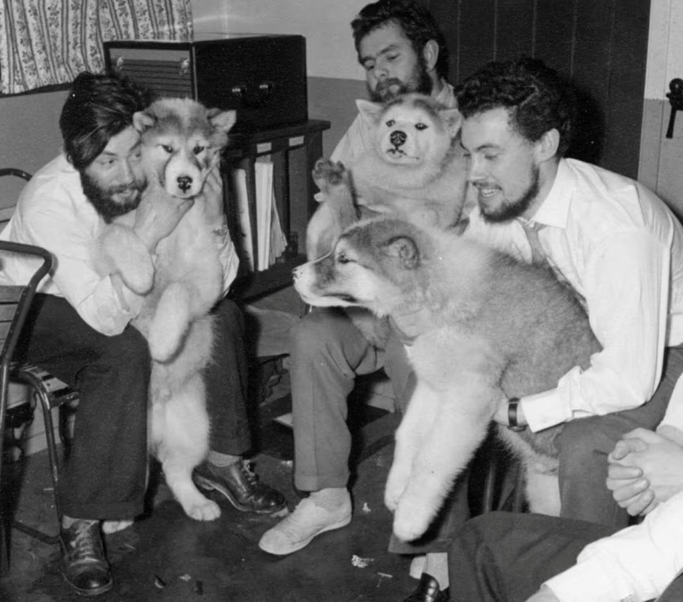 英国の南極基地で同僚や犬とくつろぐデニス・ベル氏（左）＝１９５９年撮影/British Antarctic Survey/PA/Alamy/Sipa