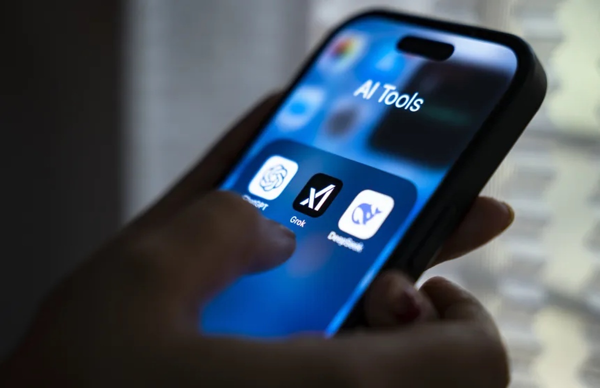 iPhoneの画面に表示される「Grok」などのアイコン/David Talukdar/Shutterstock