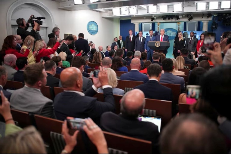 １１日、ホワイトハウスでの記者会見で発言するトランプ大統領/Andrew Harnik/Getty Images