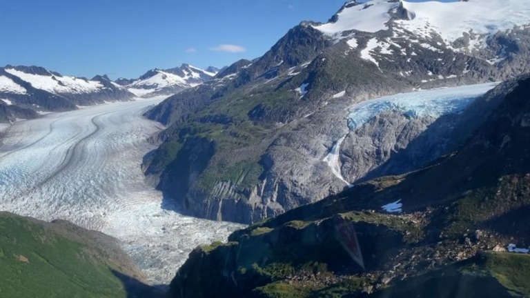 決壊により洪水を引き起こしているメンデンホール氷河の航空写真/US National Weather Service Juneau Alaska