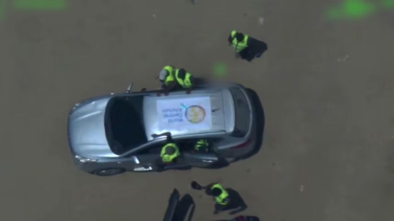 援助団体のロゴが入った車両の周辺に立つ複数の人物を捉えた動画の静止画像/IDF