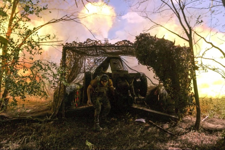 ロシア軍に向けてりゅう弾砲を発射するウクライナ軍兵士＝５日、ウクライナ東部ドネツク州/Oleksandr Ratushniak/Reuters