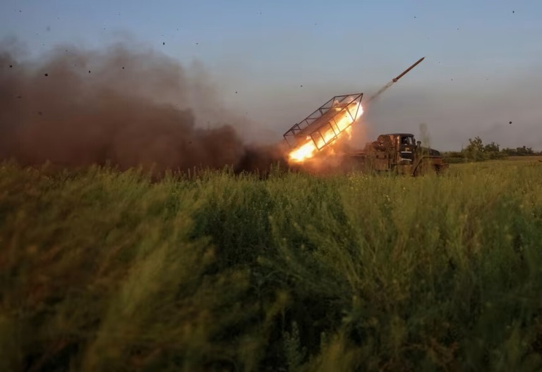 多連装ロケットシステムのＢＭ２１「グラド」を発射するウクライナ軍の要員/Anatolii Stepanov/Reuters