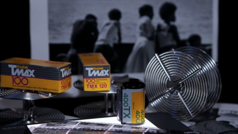 ２０１２年１月にワシントンでコダックのフィルムやネガ、現像された白黒写真などが披露されたときの様子/Gary Cameron/Reuters