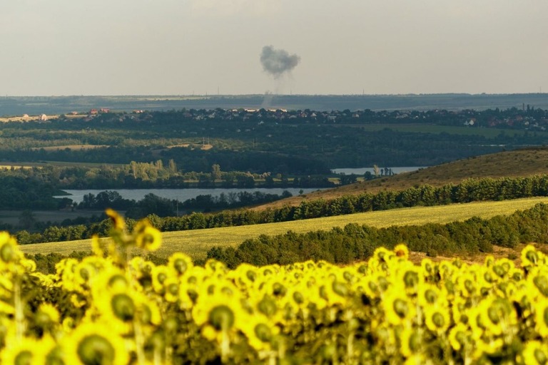 ロシア軍による攻撃後、ウクライナのドネツク地方の地平線に煙が立ち上る様子＝１３日/Pierre Crom/Getty Images