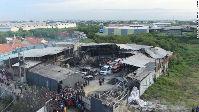 屋根を吹き飛ばされた工場