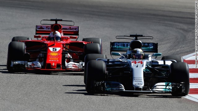 フェラーリのマシン（左）