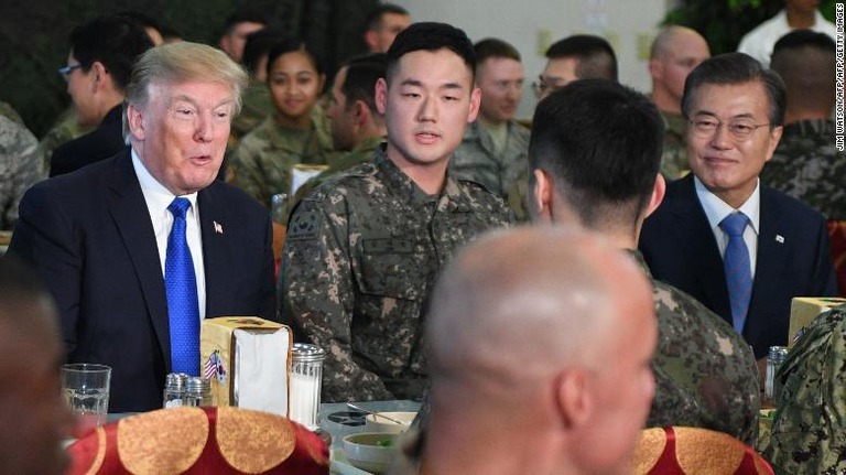 在韓米軍基地で兵士らと昼食をとるトランプ米大統領（左）と韓国の文在寅大統領