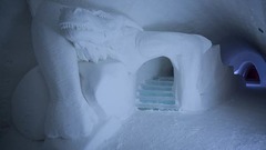 さまざまな氷の彫刻や階段がある