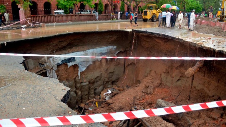 豪雨の影響で市街地の大通りに巨大な穴が開いた