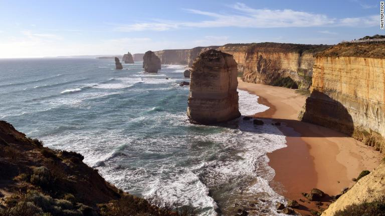 「十二使徒」と呼ばれる奇岩群で有名なオーストラリアのグレート・オーシャン・ロード/Shutterstock