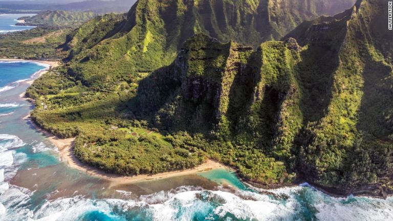 映画「ジュラシックパーク」のロケ地に選ばれたハワイ・カウアイ島北部のナ・パリ・コースト/Shutterstock