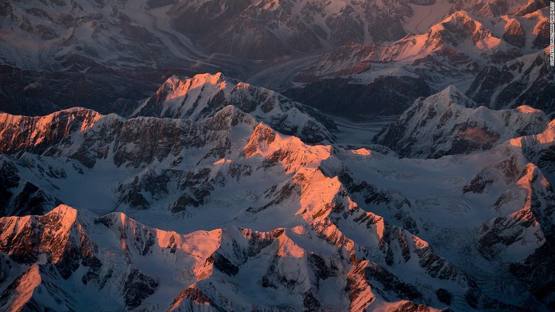 夕日に染まるヒマラヤ山脈/Courtesy Christiaan van Heijst