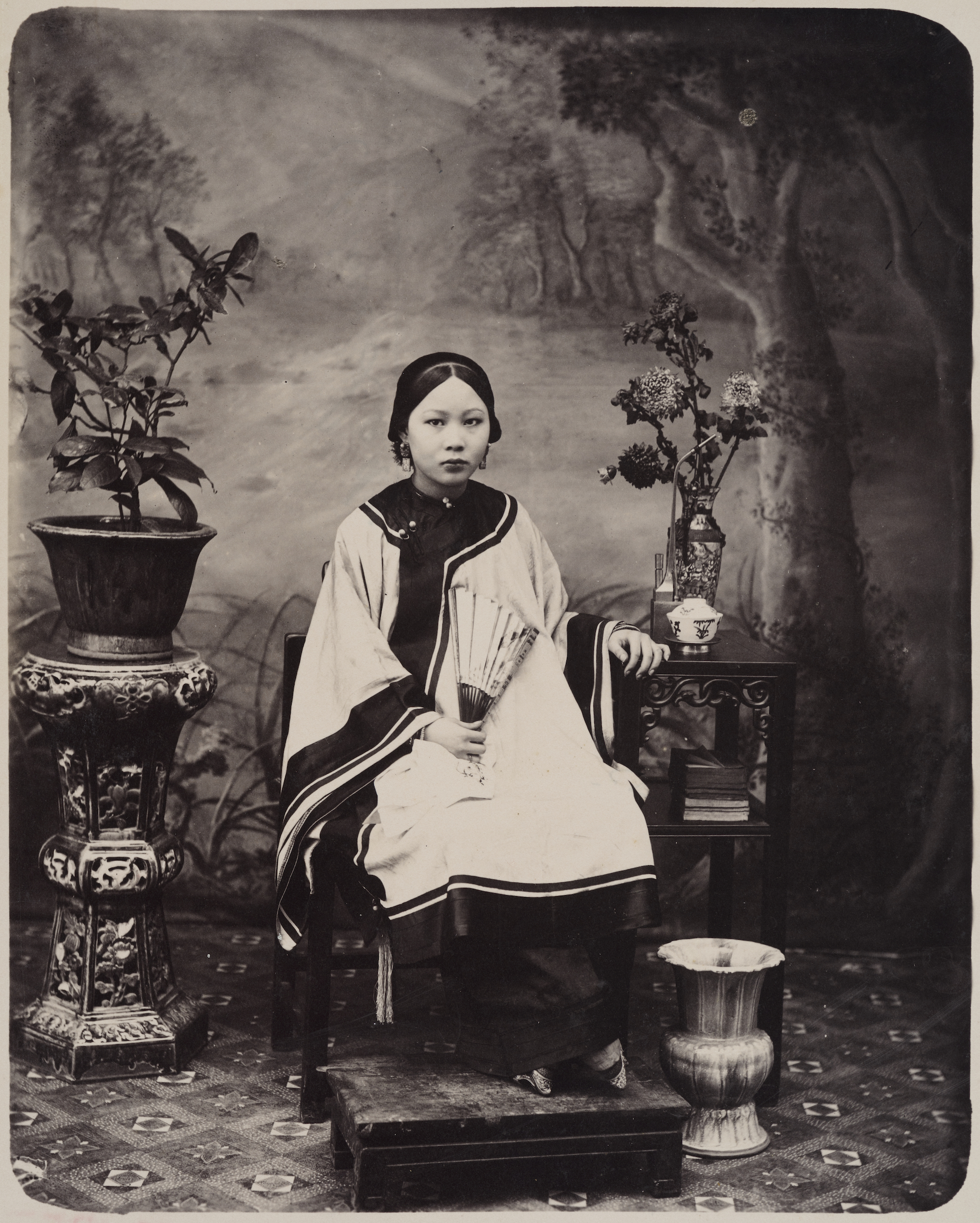 撮影者不詳「若い女性のポートレート」＝１８６０年ごろ/The Loewentheil Collection of China Photography