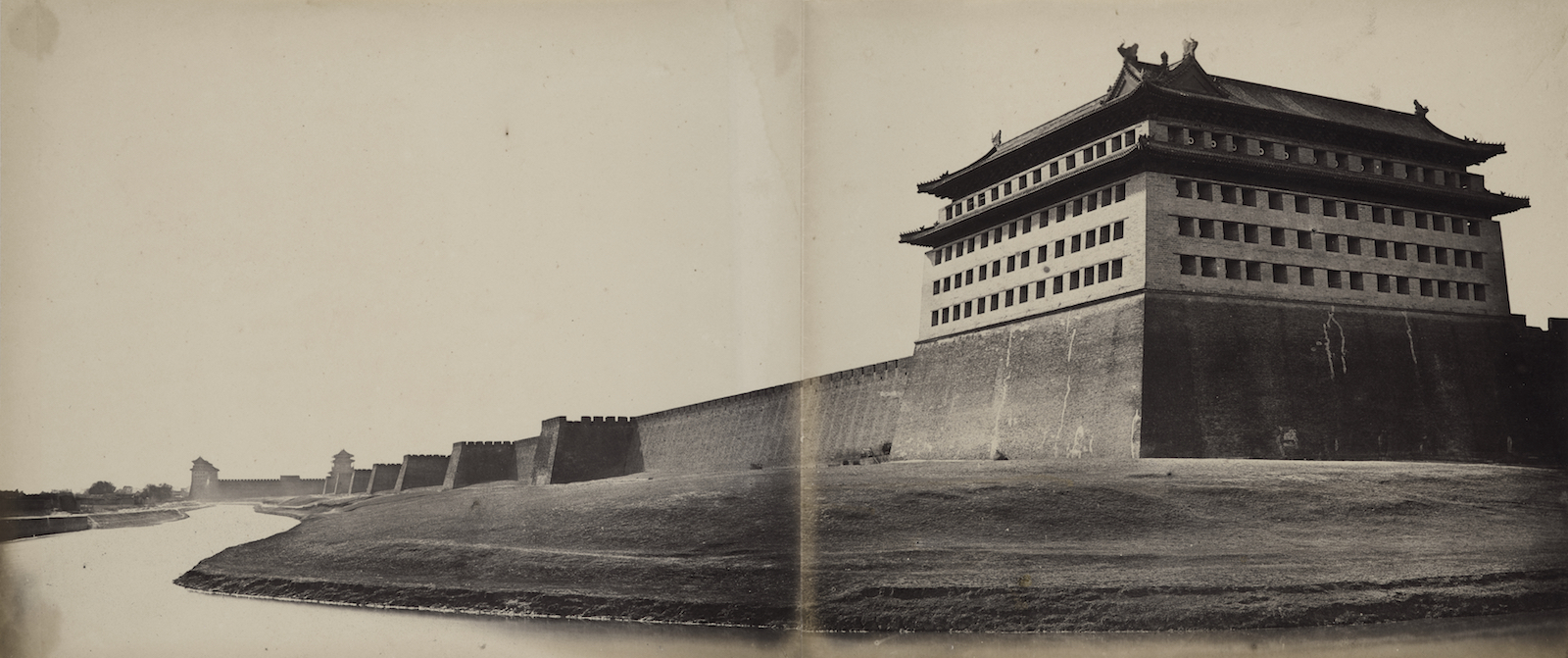 フェリーチェ・ベアト「北京の北門」（１８６０年）/The Loewentheil Collection of China Photography